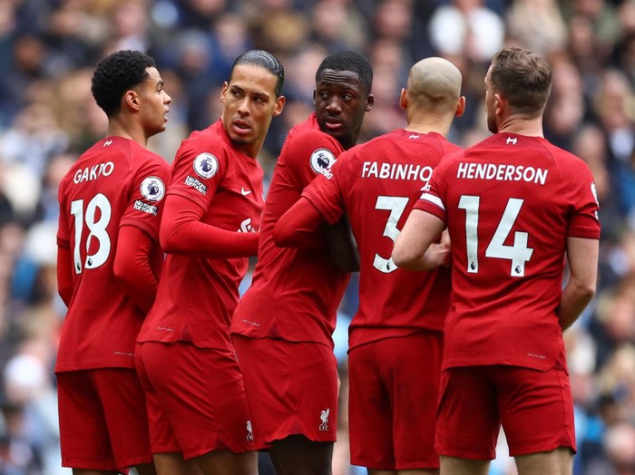 Soccer Football - Premier League - Manchester City v Liverpool - Etihad Stadium, Manchester, Britain - April 1, 2023  Liverpool's Virgil van Dijk, Cody Gakpo, Fabinho, Jordan Henderson and Ibrahima Konate look on ahead of a Manchester City free kick REUTERS/Carl Recine EDITORIAL USE ONLY. No use with unauthorized audio, video, data, fixture lists, club/league logos or 'live' services. Online in-match use limited to 75 images, no video emulation. No use in betting, games or single club /league/player publications.  Please contact your account representative for further details.