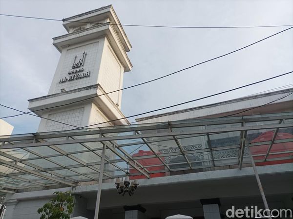 Masjid Al Riyadh, Wisata Religi ke Makam Habib Ali Kwitang