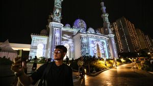 Masjid At-Thohir Tampilkan Video Mapping Ramadan, Indah Banget