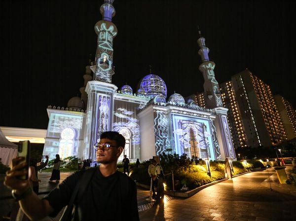 Masjid At-Thohir Tampilkan Video Mapping Ramadan, Indah Banget