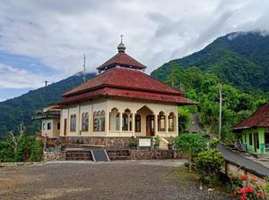 Cerita Masjid di Atas Awan, Perpaduan Bali dan Lombok Cerita Masjid di Atas Awan, Perpaduan Bali dan Lombok