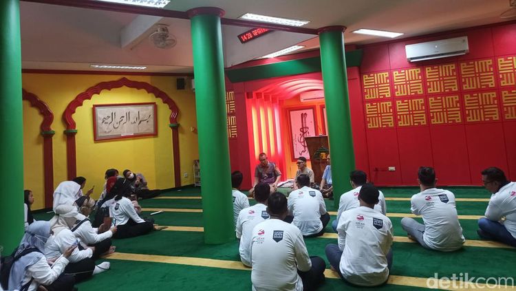 Masjid Lautze: Simpul Komunitas Muslim di Jantung Pecinan