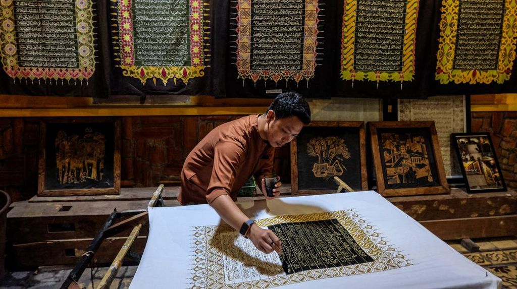Melihat Pembuatan Batik Tulis Bermotif Ayat Al-Quran di Solo