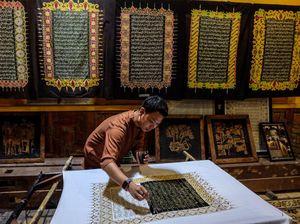 Melihat Pembuatan Batik Tulis Bermotif Ayat Al-Quran di Solo Melihat Pembuatan Batik Tulis Bermotif Ayat Al-Quran di Solo