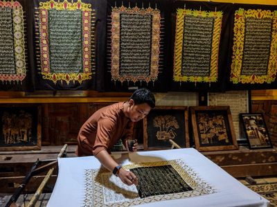Melihat Pembuatan Batik Tulis Bermotif Ayat Al-Quran di Solo