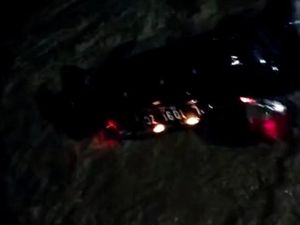 Mobil Terjun Bebas ke Sungai Tuban, 2 Orang Diduga Terseret Arus