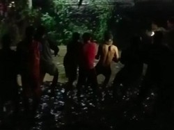 Evakuasi Mobil Tercebur Sungai di Tuban Dramatis, Kakak-Adik Terjebak