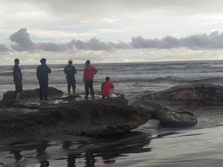 Bangkai Paus Terdampar di Pantai Batulumbang