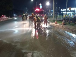 Belasan Pemotor Tergelincir gegara Tumpahan Tanah di Cakung Jaktim