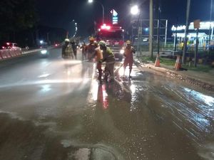 Belasan Pemotor Tergelincir gegara Tumpahan Tanah di Cakung Jaktim Belasan Pemotor Tergelincir gegara Tumpahan Tanah di Cakung Jaktim