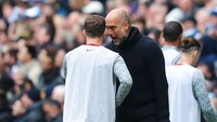 Arthur Melo, yang jalan di belakang Tsimikas, bahkan dibisiki sesuatu oleh Guardiola yang timnya berbalik menang 4-1 atas Liverpool di laga itu. Foto: Getty Images/James Gill - Danehouse