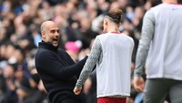 Konstantinos Tsimikas adalah salah satu pemain Liverpool yang melintas ketika Guardiola sedang selebrasi girang. Foto: Getty Images/Michael Regan