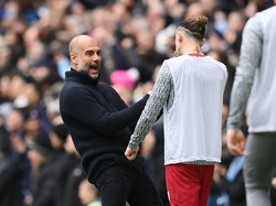 Konstantinos Tsimikas adalah salah satu pemain Liverpool yang melintas ketika Guardiola sedang selebrasi girang. Foto: Getty Images/Michael Regan