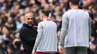 Dengan tengil, Guardiola lanjut selebrasi bahkan seperti sedang meledek. Foto: Getty Images/Michael Regan  