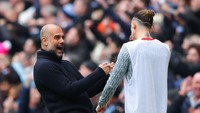 Tepat di saat itu ada sejumlah pemain Liverpool yang melintas di dekat Guardiola. Foto: Getty Images/James Gill - Danehouse