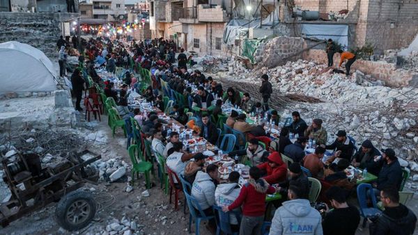 Potret Buka Puasa Ramadan Korban Gempa di Suriah