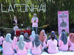 Relawan Ganjar Beri Pelatihan Buat Boneka dari Plastik Daur Ulang