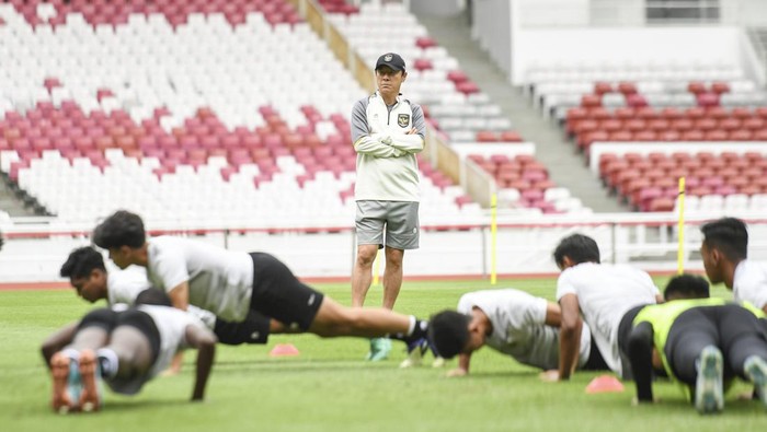 Pelatih Timnas U-20 Shin Tae-yong memimpin sesi latihan terakhir di Stadion Utama Gelora Bung Karno, Jakarta, Sabtu (1/4/2023). Pelatih Timnas Indonesia U-20 Shin Tae-yong resmi membubarkan Timnas U-20 setelah skuad berjuluk Garuda Nusantara itu batal bermain pada Piala Dunia U-20 dengan status sebagai tuan rumah. ANTARA FOTO/Hafidz Mubarak A/hp.