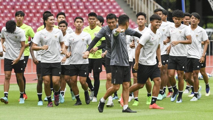 Pelatih Timnas U-20 Shin Tae-yong memimpin sesi latihan terakhir di Stadion Utama Gelora Bung Karno, Jakarta, Sabtu (1/4/2023). Pelatih Timnas Indonesia U-20 Shin Tae-yong resmi membubarkan Timnas U-20 setelah skuad berjuluk Garuda Nusantara itu batal bermain pada Piala Dunia U-20 dengan status sebagai tuan rumah. ANTARA FOTO/Hafidz Mubarak A/hp.