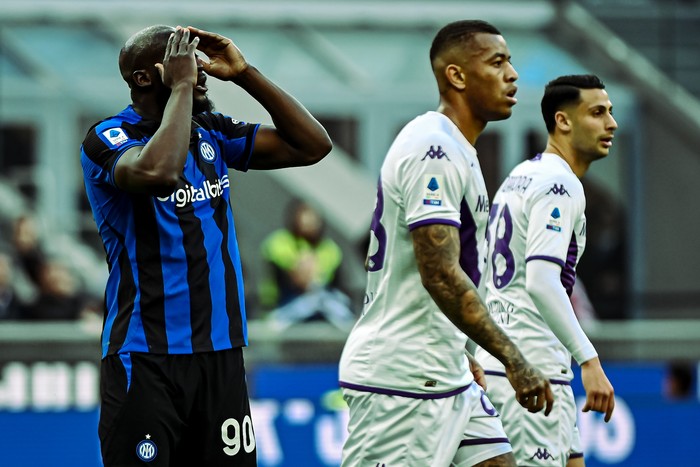 MILAN, ITALY - APRIL 1: Romelu Lukaku of FC Internazionale gestures in dejection in action during the Serie A football championship match FC Internazionale vs ACF Fiorentina at San Siro Stadium in Milan, Italy on April 1, 2023 (Photo by Piero Cruciatti/Anadolu Agency via Getty Images)