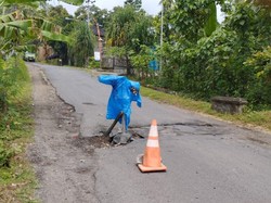 Rusak Parah, Warga Pasang Orang-orangan Sawah di Jalur Pura Besakih