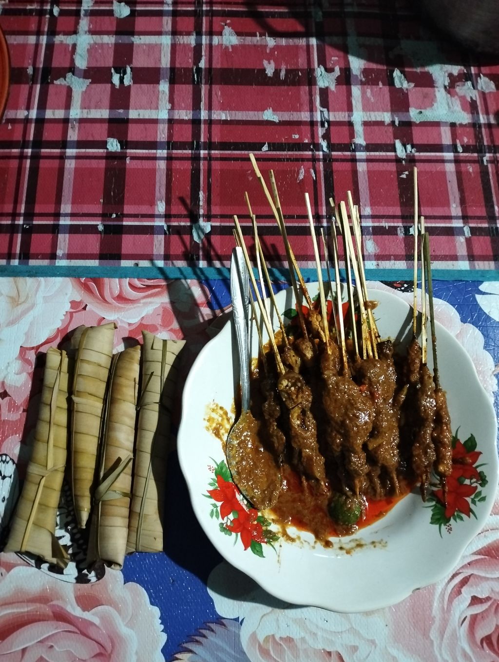 Sate bulayak khas Lombok yang banyak diburu sebagai menu buka puasa.