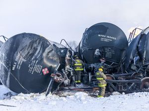 Sisa-sisa Kereta Angkut Bahan Kimia Anjlok hingga Terbakar di AS