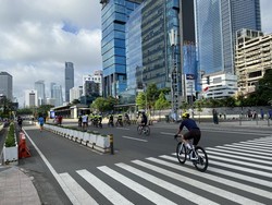 Polisi Evakuasi Warga Pingsan Saat Lari di CFD Sudirman