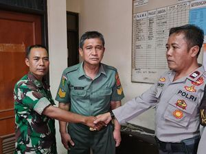 Aksi Serda Ayupti Tendang Motor TNI Gadungan, Pelaku Tersungkur Aksi Serda Ayupti Tendang Motor TNI Gadungan, Pelaku Tersungkur