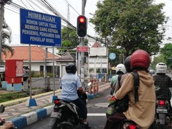 Sosialisasi Tak Parkir di Trotoar Diputar di Traffic Light Kota Pasuruan