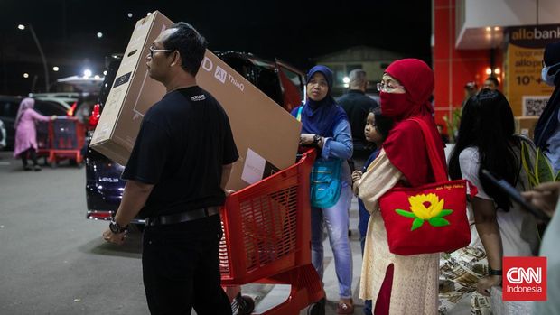 Pembeli di Transmart Cempaka Putih, Jakarta, memborong berbagai kebutuhan, mulai dari daging sapi hingga televisi, saat Ramadan Midnight Sale, Sabtu, 1 April 2023. CNN Indonesia/Adi Maulana Ibrahim