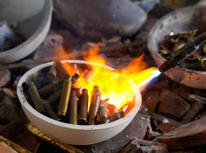 Tukang Emas Kamboja Ubah Selongsong Peluru Jadi Perhiasan Cantik