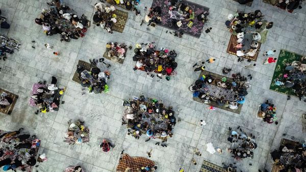 Suasana Bukber Warga Baghdad di Kompleks Abdul-Qadir Gilani