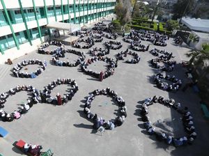 Siswa SMA di Gaza Tadarus Al-Quran Disela Jam Istirahat Siswa SMA di Gaza Tadarus Al-Quran Disela Jam Istirahat