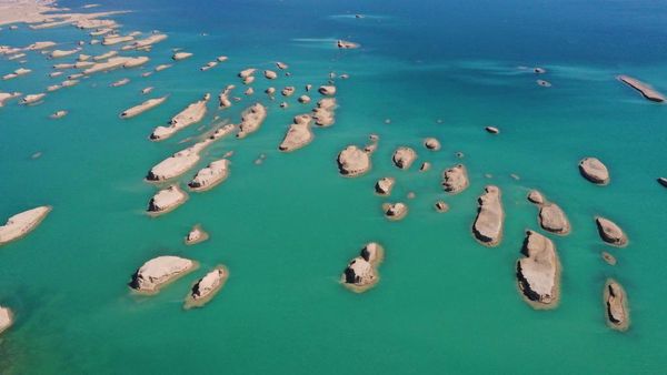 Lanskap Bebatuan Unik Hasil Kikisan Angin di Qinghai China