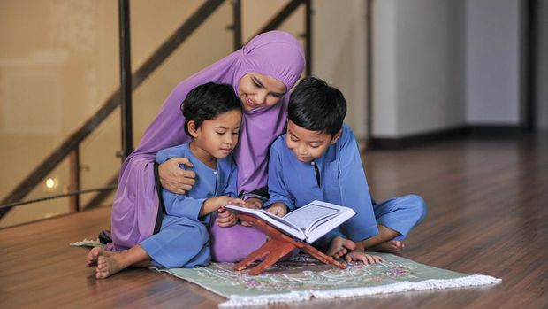 9 Keutamaan Membaca Al-Quran di Bulan Ramadan untuk Diajarkan pada Anak