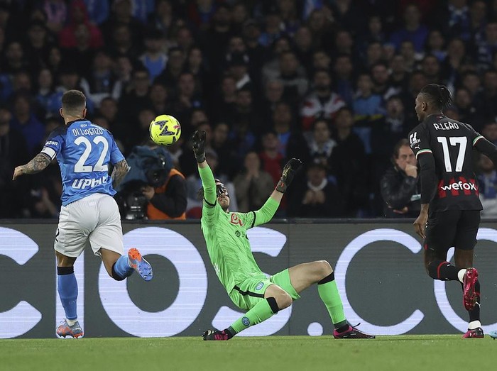 AC Milan's Rafael Leao, right, scores his side's opening goal during the Serie A soccer match between Napoli and AC Milan, in Naples, Italy, Sunday, April 2, 2023. (Alessandro Garofalo/LaPresse via AP)