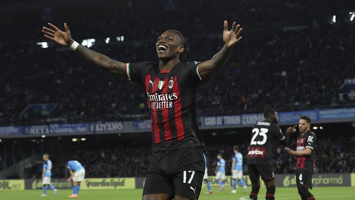 AC Milan Bantai Napoli Tanpa Ampun AC Milan's Rafael Leao celebrates scoring his side's third goal during the Serie A soccer match between Napoli and AC Milan, in Naples, Italy, Sunday, April 2, 2023. (Alessandro Garofalo/LaPresse via AP)