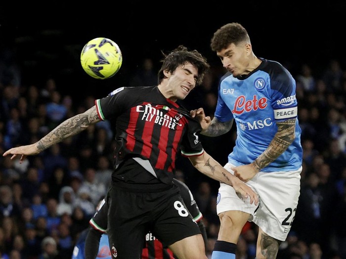 Soccer Football - Serie A - Napoli v AC Milan - Stadio Diego Armando Maradona, Naples, Italy - April 2, 2023  AC Milan's Sandro Tonali in action with Napoli's Giovanni Di Lorenzo REUTERS/Ciro De Luca