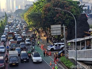 Akses ke Polda Metro Ditutup, Warga Parkir Motor di Trotoar Sudirman Akses ke Polda Metro Ditutup, Warga Parkir Motor di Trotoar Sudirman