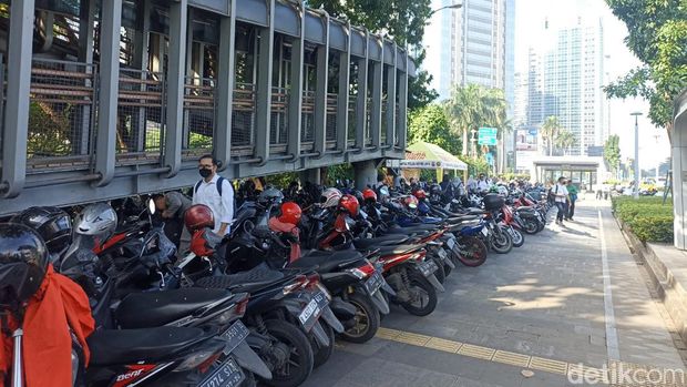 Akses Polda Metro Ditutup, Warga Parkir di Trotoar Jalan Sudirman