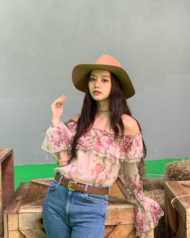 Bermain Outdoor dengan Off Shoulder Blouse Motif Floral. Foto instagram: hyeri.official Bermain Outdoor dengan Off Shoulder Blouse Motif Floral. Foto instagram: hyeri.official