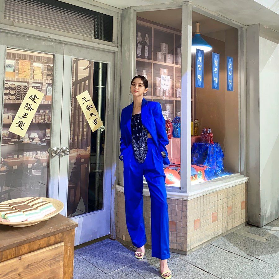 Bersantai di Kafe dengan Blazer Biru dan Scarf Crop Top. Foto Instagram: hyeri.official