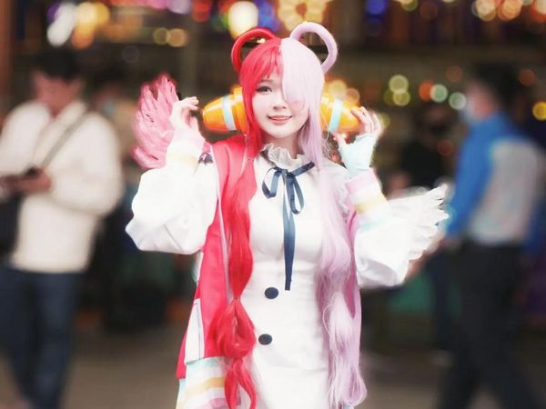 6 Potret Cosplayer Clarissa Punipun Hebohkan Malaysia di Event One Piece