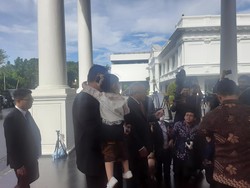 Gendong Anak, Dito Ariotedjo Tiba di Istana Jelang Pelantikan Menpora Baru