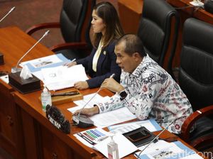 Komisi I DPR Ungkap Alasan Rapat Revisi UU ITE Kerap Digelar Tertutup Komisi I DPR Ungkap Alasan Rapat Revisi UU ITE Kerap Digelar Tertutup