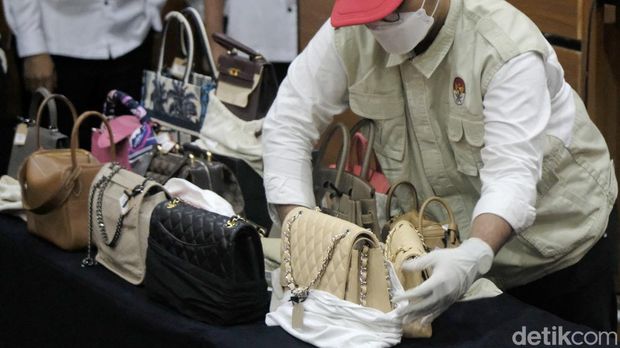 Puluhan tas branded seperti Christian Dior hingga Louis Vuitton (LV) beserta duit miliaran rupiah ikut dipamerkan KPK dalam gelar kasus eks Ditjen Pajak Rafael Alun Trisambodo.