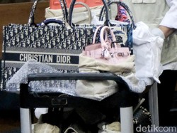 Menyapu Sampah ke Bawah Dipan