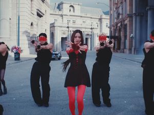 10 Video Flower Challenge Jisoo BLACKPINK, Koplo hingga Parodi Low-Budget 10 Video Flower Challenge Jisoo BLACKPINK, Koplo hingga Parodi Low-Budget