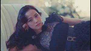 7 Gaya Jisoo BLACKPINK di Video Klip FLOWER, Gaun Termahalnya Rp 220 Juta